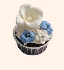 Капкейк с большим белым цветком и тремя маленькими голубыми и белым цветочками по краю