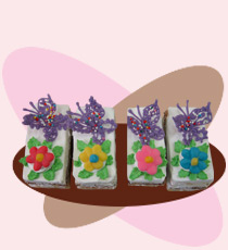 Пирожное с бабочками из глазури и яркими цветочками