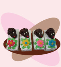Детское пирожное, украшенное фигурками маленьких ёжиков