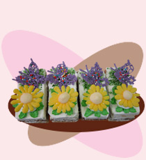 Нарезное пирожное с цветком и бабочкой, сделанными из глазури