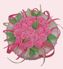 Одноярусный торт круглой формы с розами, расположенными в центре