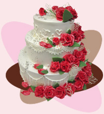 Свадебный торт выполнен с украшением из сливок