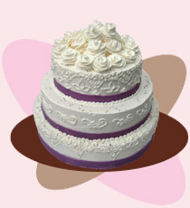 Свадебный торт украшен розами и лентами - три яруса