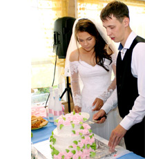 Свадебный торт с украшением из сливок, без мастики