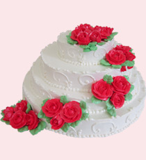 Фотография свадебного торта в три яруса, белый с красными розами