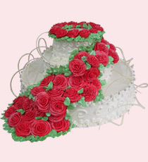 Фотография трехъярусного свадебного торта: белый с алыми розами
