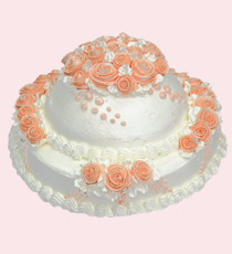 Двухъярусный свадебный торт с розами кремового оттенка