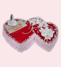 Торт в форме двух сердец