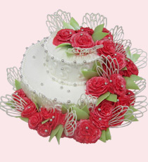 Фотография двухъярусного свадебного торта: белый с красными розами