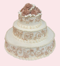 Торт трёхъярусный, с розами, белая основа, узоры нарисованы кремом бежевого оттенка.