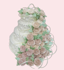 Четырёхъярусный торт на свадьбу с каскадом из роз: переход цвета от белого до тёмно-кремового.
