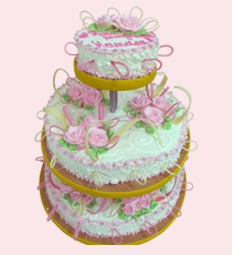 Фотография свадебного торта в три яруса с розовыми бутонами цветов