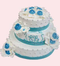 Трехъярусный торт на свадьбу с небесно-голубыми розами и бирюзовыми лентами.