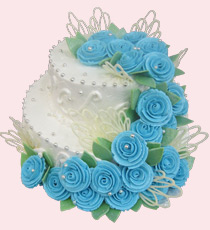 Двухъярусный свадебный торт с небесно-голубыми розами: обтяжка и цветы выполнены сливками.