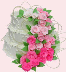 Фотография трехъярусного свадебного торта с украшением из роз