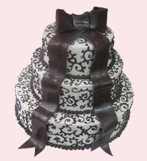 Торт трёхъярусный украшен бантом и росписью