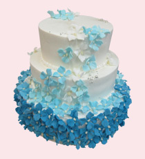 Торт на свадьбу: 3 яруса усыпаны голубыми цветами из мастики